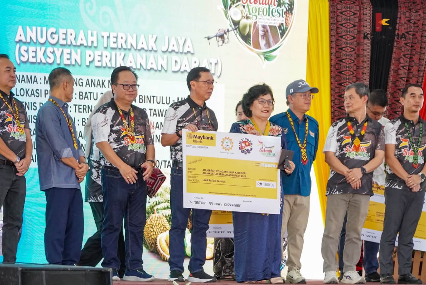 Clarissa receiving Anugerah Peladang Jaya award on stage, Sebauh Agrofest 2026